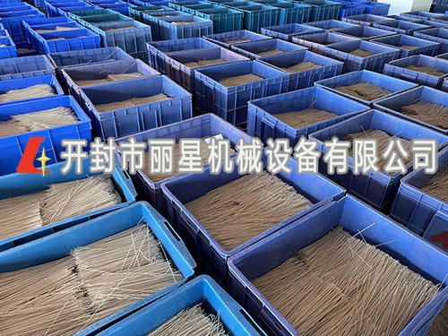 室內(nèi)作業(yè)的粉條加工設(shè)備自帶烘干，可四季作業(yè)