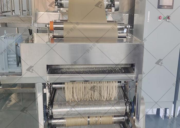 粉絲f粉條生產線設備試運行進行時，為粉條加工賦能