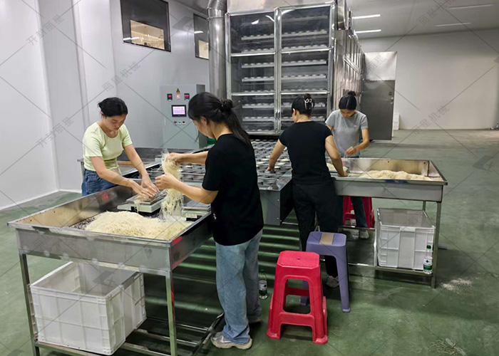 泌陽縣引入麗星 1.5 噸方便粉絲生產(chǎn)線，設(shè)備試機工作啟動